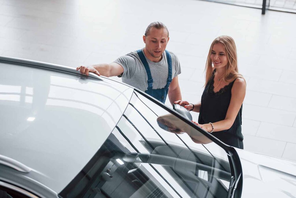 Pracownik skupu pomaga klientom